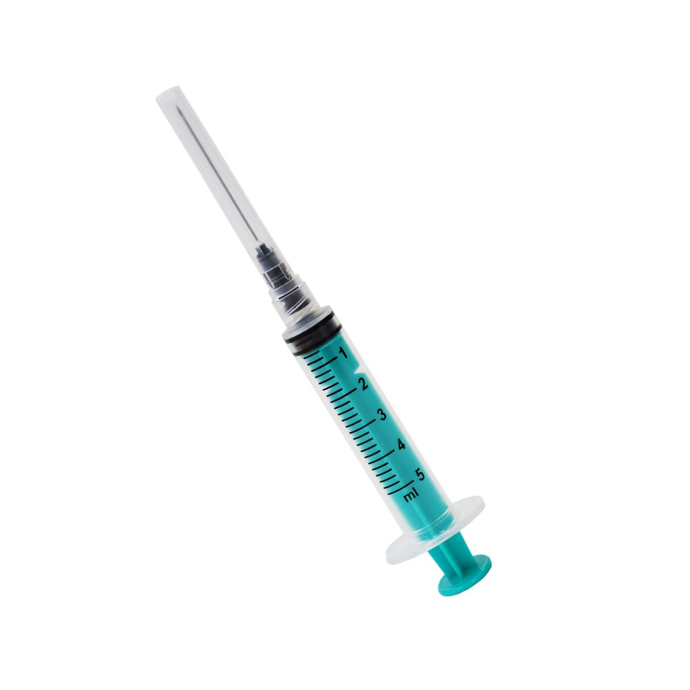 Three-piece sterile hypodermic syringe for single use with «Luer Lock» tip of capacity 5cc with a single-use hypodermic needle